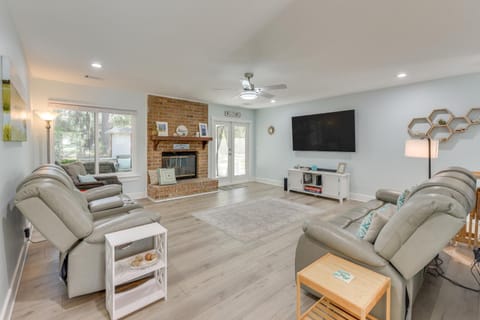 5 Mi to Dtwn Beaufort Home with Screened-In Patio House in Port Royal