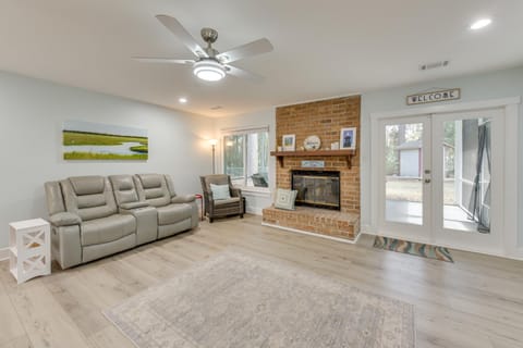 5 Mi to Dtwn Beaufort Home with Screened-In Patio House in Port Royal