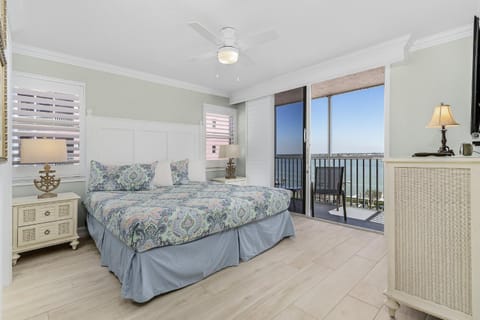 Beach Villas 706 Top-Floor Condo with Gulf Views, Pool condo Apartment in Estero Island