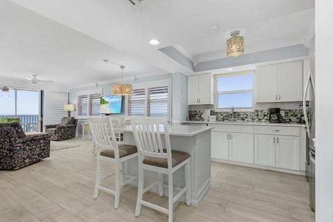 Beach Villas 706 Top-Floor Condo with Gulf Views, Pool condo Apartment in Estero Island