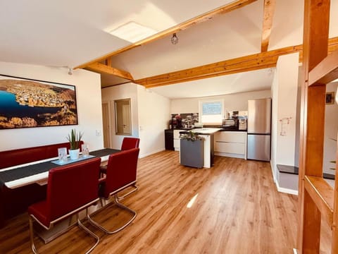 Kitchen or kitchenette, Seating area