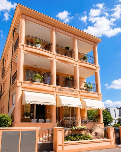 Property building, Balcony/Terrace, Balcony/Terrace
