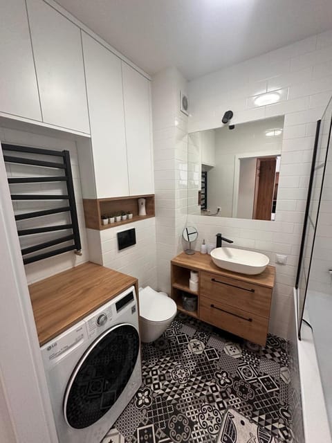 Toilet, Bathroom, towels, washing machine, dryer