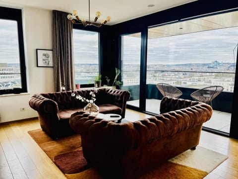 Restaurant/places to eat, Sauna, View (from property/room), Balcony/Terrace, Living room, Seating area, City view, Landmark view, Swimming pool, Sunrise, Sunset, Parking, soundproof