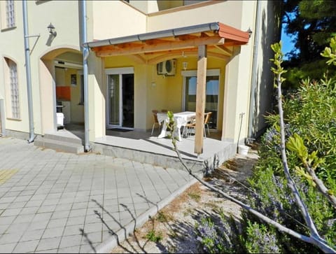 Property building, Patio, Day, BBQ facilities, Garden, Garden, Balcony/Terrace