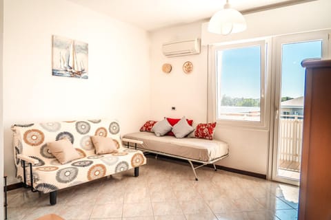 Bed, Living room, air conditioner