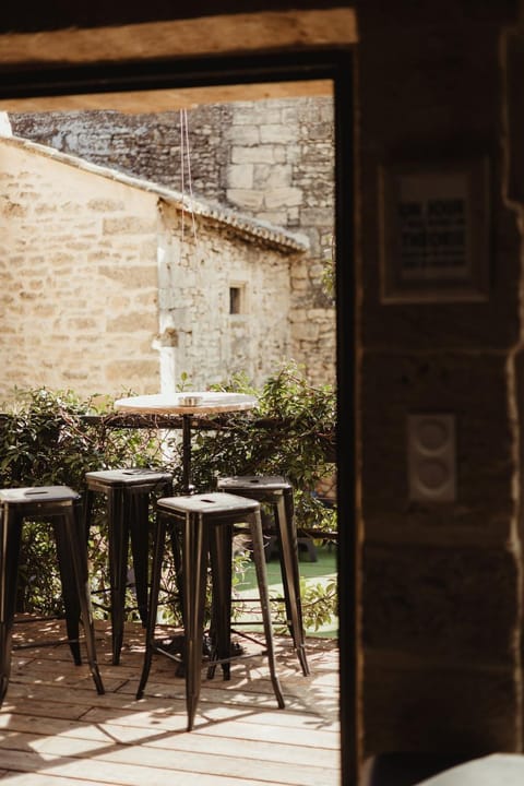 Patio, Day, Dining area