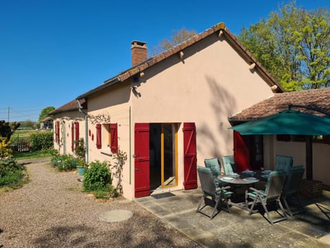 Property building, Patio, Spring, Day, Dining area, Garden view