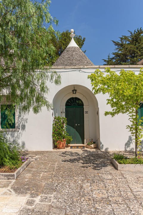 Property building, Nearby landmark, Facade/entrance, Spring, Day, Natural landscape, Summer, Garden, Garden view, Quiet street view, Parking, internet