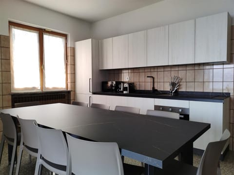 Kitchen or kitchenette, Lunch, kitchen