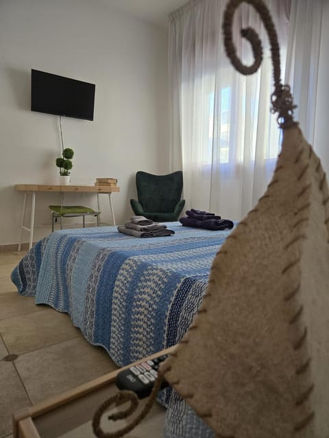 Bed, TV and multimedia, Bedroom