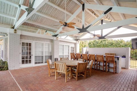 NEW Luxury Country Club Hot tub Gym Pool House Outdoor Kitchen EVENTS House in Ocala