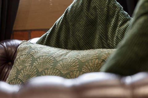 Charming 4BR House in St Helens - Sleep 8 House in St Helens