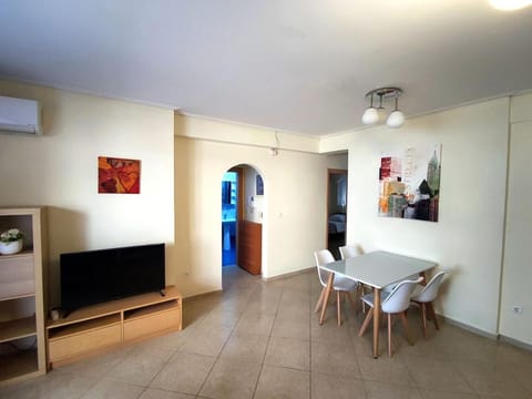 TV and multimedia, Seating area, Dining area