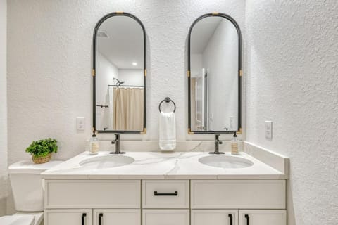 Waterfront Family Vacation , Near Ocean and Mineral Springs, 7 sleeps Villa in Rotonda West