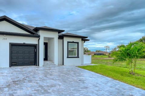 Waterfront Family Vacation , Near Ocean and Mineral Springs, 7 sleeps Villa in Rotonda West