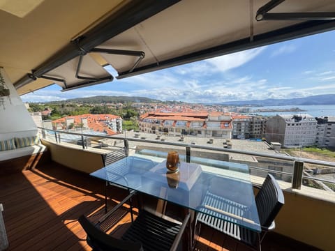 Sanxenxo, Apartamento 1 hab con vistas al mar, piscina, garaje y a 150 mts de la Playa Silgar Apartment in Sanxenxo