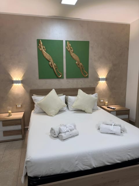 Bed, Photo of the whole room, Bedroom, towels