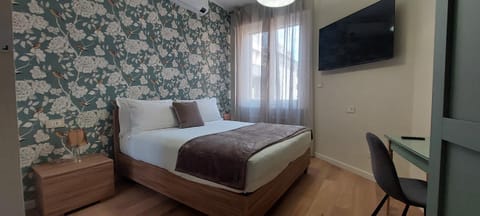 Bed, TV and multimedia, Photo of the whole room, Bedroom