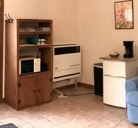 Cozy Studio Cabin Rental with Hot Tub Perfect for Glamping in Ohio Cabin in Laurel Township