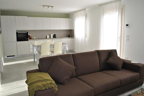 Coffee/tea facilities, Kitchen or kitchenette, Living room, toaster