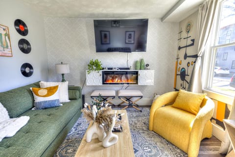 TV and multimedia, Living room, Decorative detail, Seating area, fireplace