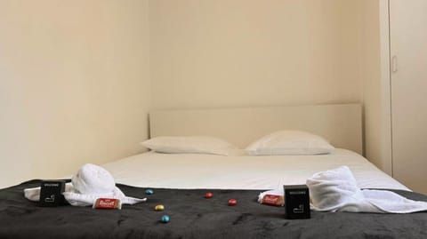 Bed, Bedroom, towels