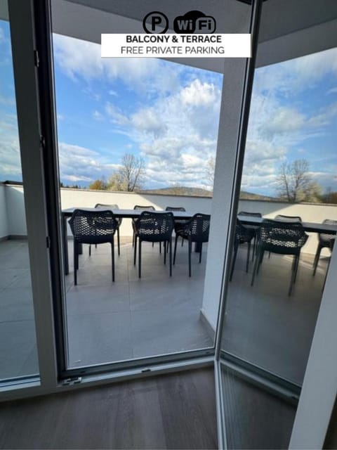 Patio, Patio, Balcony/Terrace, Mountain view, Mountain view