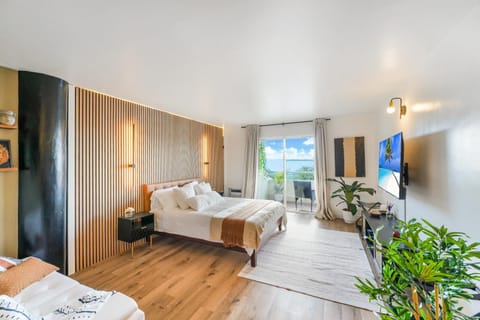 Bed, TV and multimedia, Photo of the whole room, Bedroom, towels