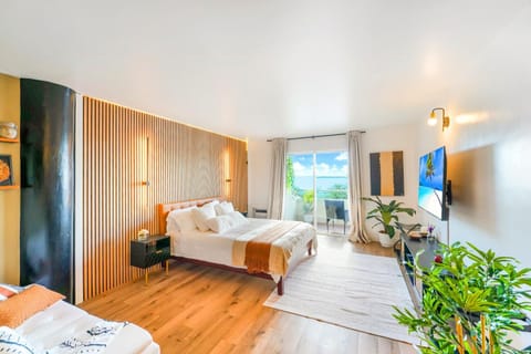 Bed, TV and multimedia, towels