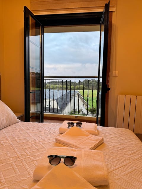Bed, Natural landscape, View (from property/room), Balcony/Terrace, Photo of the whole room, Bedroom, heating, towels