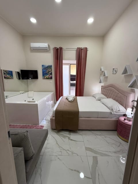 TV and multimedia, Living room, Photo of the whole room, Seating area, Bedroom, towels