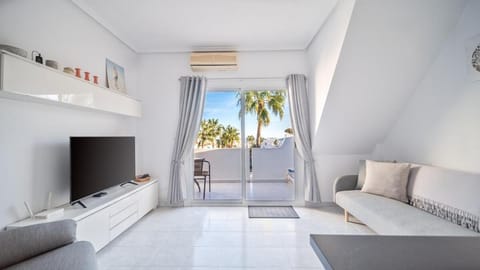 Communal lounge/ TV room, TV and multimedia, Living room, air conditioner