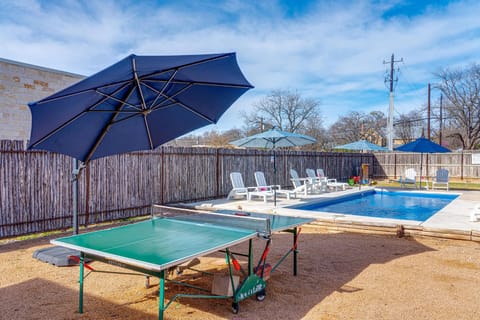 Cosmopolitan- Hot Tub Heated Pool & Fire Pit House in Fredericksburg