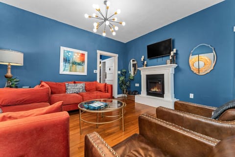 Cosmopolitan- Hot Tub Heated Pool & Fire Pit House in Fredericksburg