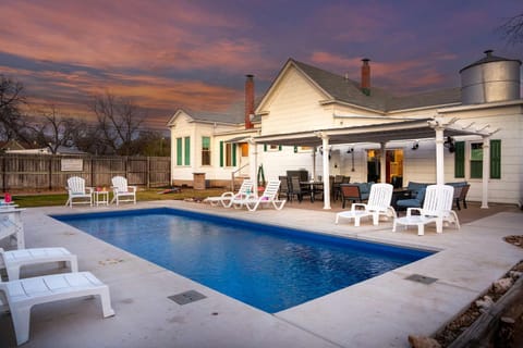 Cosmopolitan- Hot Tub Heated Pool & Fire Pit House in Fredericksburg
