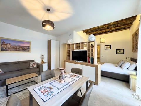 Communal lounge/ TV room, Bed, TV and multimedia, Living room, Photo of the whole room, Seating area, Evening entertainment, Bedroom
