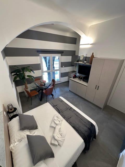 Bed, Kitchen or kitchenette, Photo of the whole room, Seating area, Dining area, wardrobe