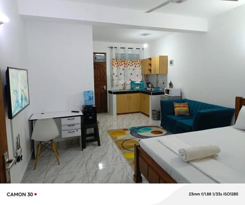 Bed, TV and multimedia, Kitchen or kitchenette, Photo of the whole room, Seating area