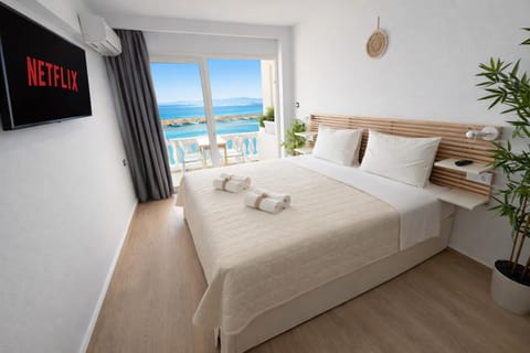 Bed, TV and multimedia, Sea view