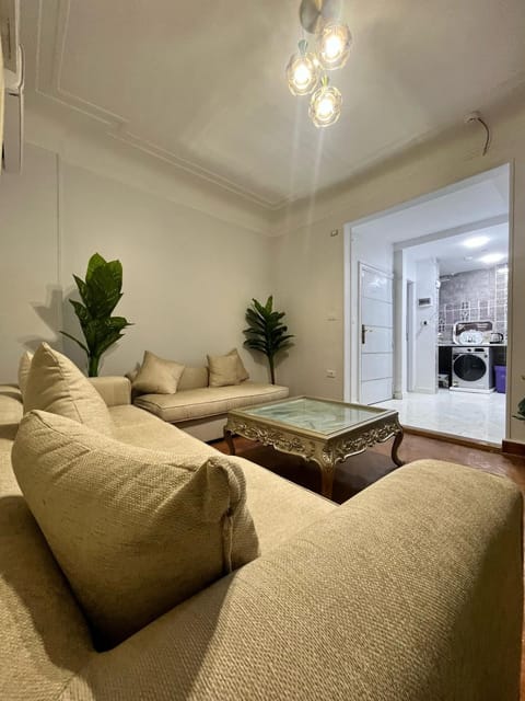 Bed, TV and multimedia, Living room, Photo of the whole room, Seating area, Bedroom