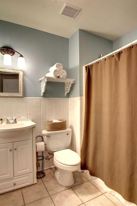 Luxury Rental with a Swimming Pool Perfect for Large Groups near Gruene, Texas House in New Braunfels