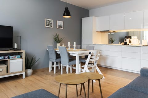 TV and multimedia, Kitchen or kitchenette, Living room, Seating area, Dining area, stove