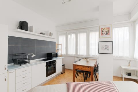 Kitchen or kitchenette, Dining area