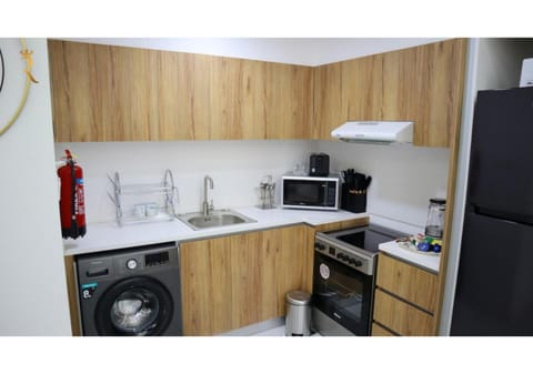 Kitchen or kitchenette, oven, washing machine
