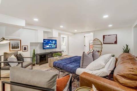 Sundance Retreat 2 King Beds Downtown & Kitchen Apartment in Colorado Springs