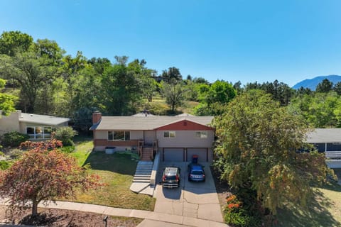 Sundance Retreat 2 King Beds Downtown & Kitchen Apartment in Colorado Springs