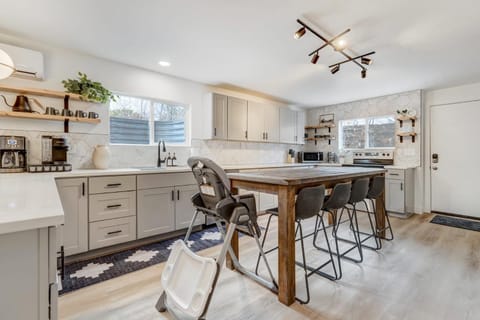 Sundance Retreat 2 King Beds Downtown & Kitchen Apartment in Colorado Springs