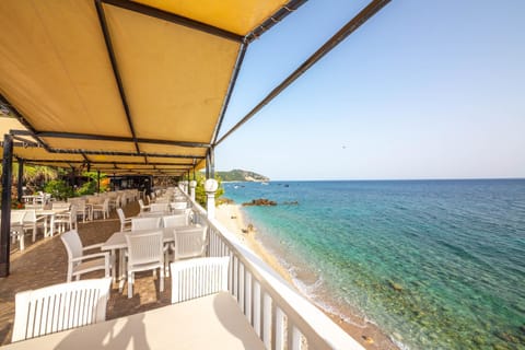 Restaurant/places to eat, Beach, Sea view