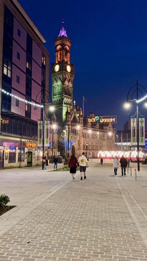 Property building, Night, People, Neighbourhood, City view, Street view, Location, group of guests